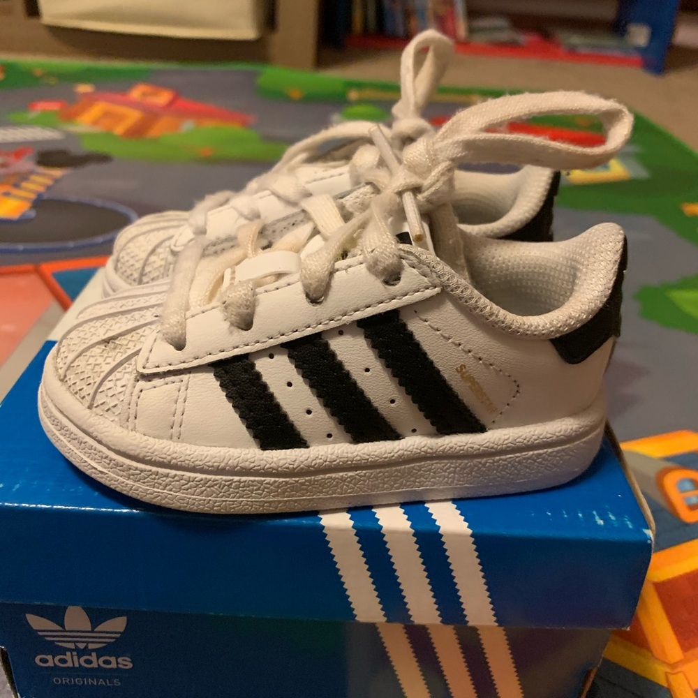 Adidas Superstar, White & black. Size 4c.